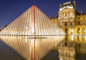 Лувр закрыли из-за большого потока туристов