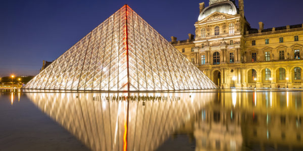 Лувр закрыли из-за большого потока туристов